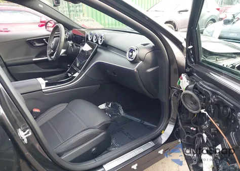 2025 Mercedes-Benz C 300 z USA, uszkodzony, nr VIN W1KAF4GB8SR292017